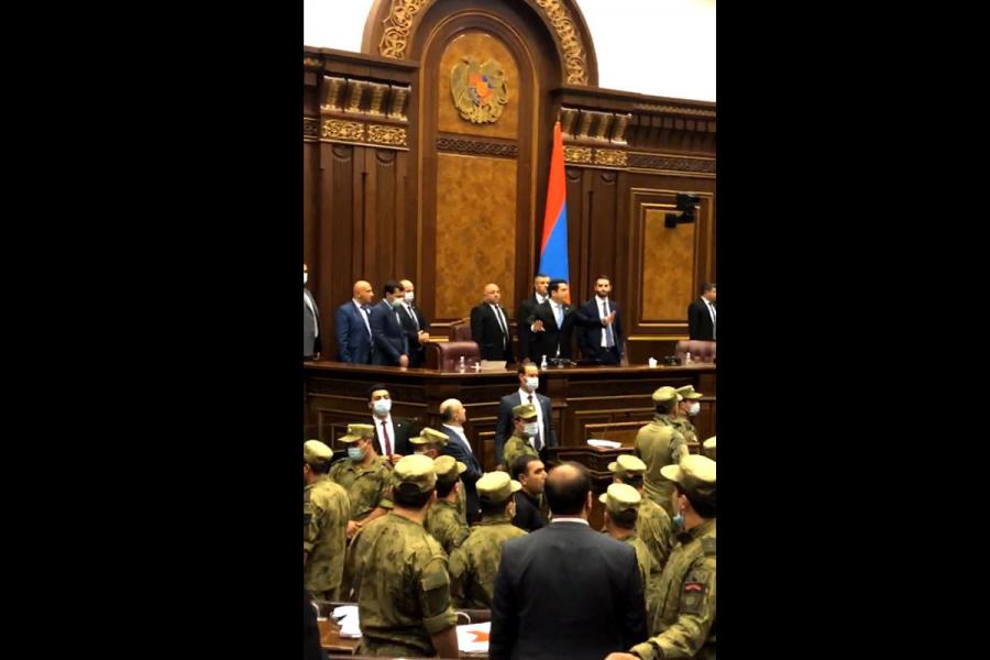 Ermənistan parlamentində kütləvi dava baş verib<b style="color:red"></b>