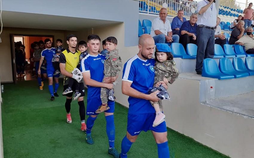Futbolçular Azərbaycan çempionatının oyununa şəhid övladları ilə çıxıblar