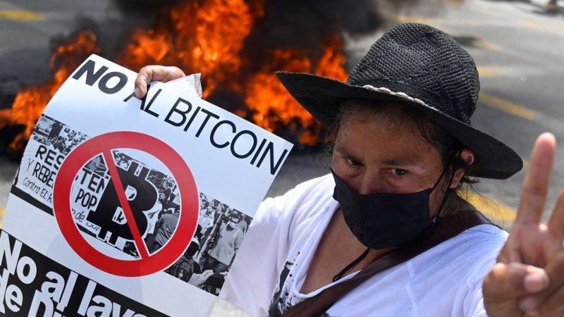 Salvadorda "bitcoin"ə qarşı etirazlar başladı 