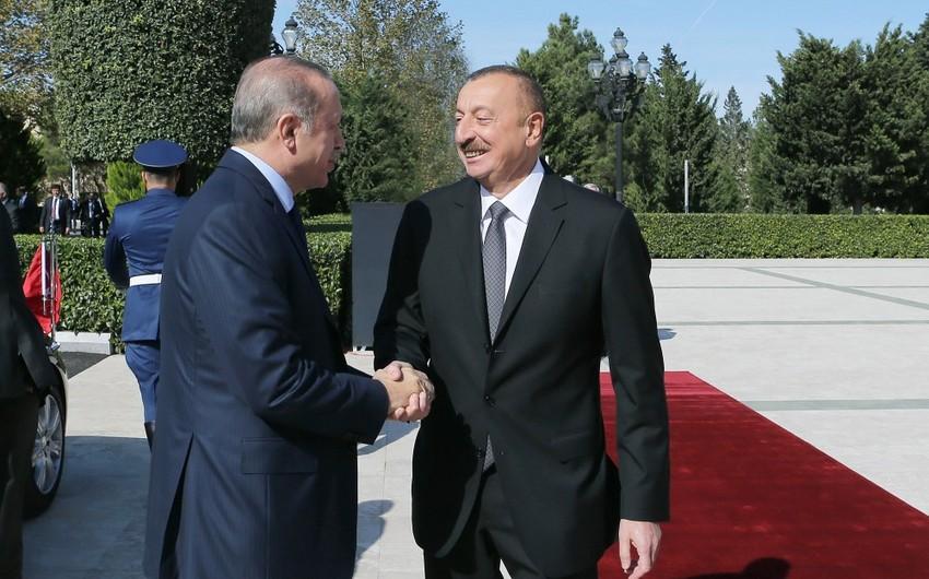 İlham Əliyev Ərdoğanı Füzuli Beynəlxalq Hava Limanında qarşılayıb