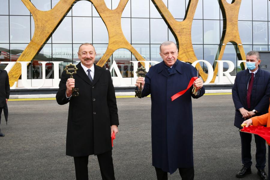 Füzuli Beynəlxalq Hava Limanının rəmzi açarları prezidentlərə təqdim edilib - Yenilənib (foto)