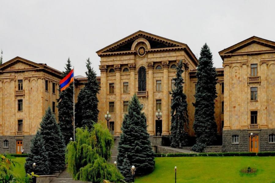Ermənistan parlamentində kütləvi dava olub