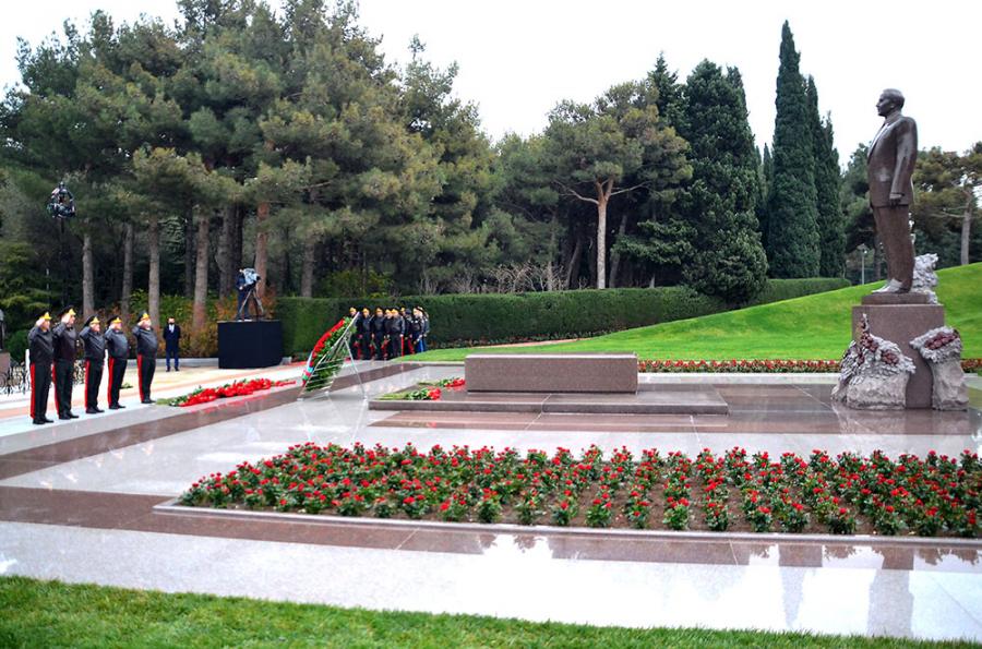 Müdafiə Nazirliyinin rəhbər heyəti Ümummilli Liderin xatirəsini yad edib