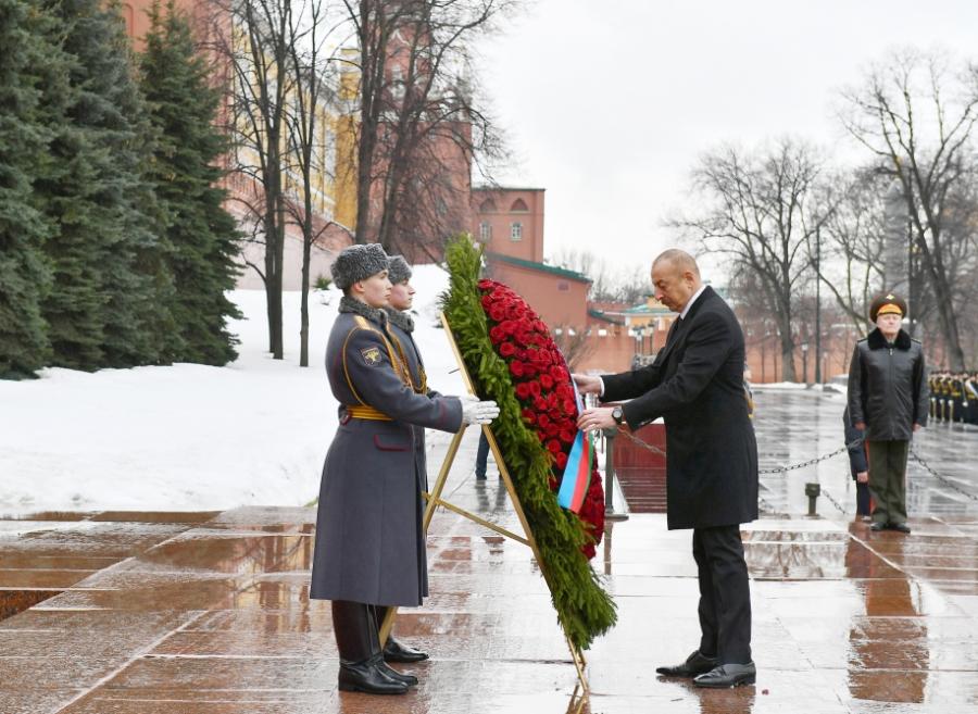 Prezident İlham Əliyev Moskvada naməlum əsgərin məzarını ziyarət edib - Foto (Yenilənib)