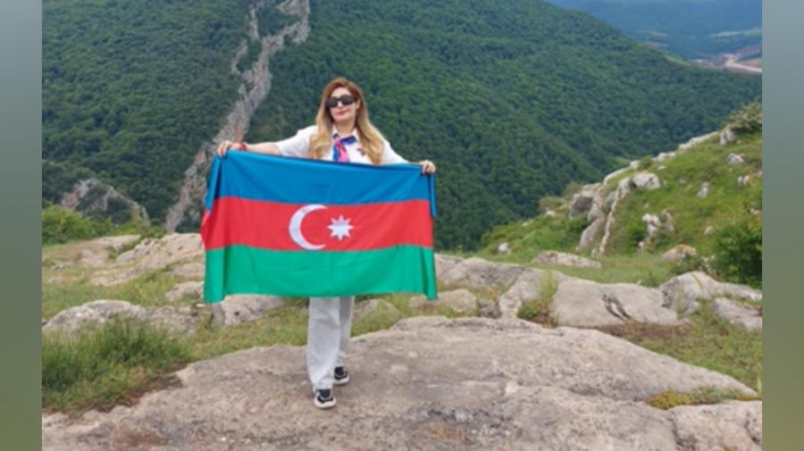 "Gəlmişəm o bayrağın  üç rəngindən öpməyə..." - <b style="color:red"> Leyla Turanın yeni şeiri</b>