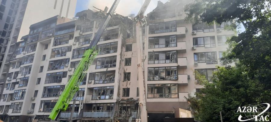 Kiyevə raket düşməsi nəticəsində yaşayış binası dağılıb 