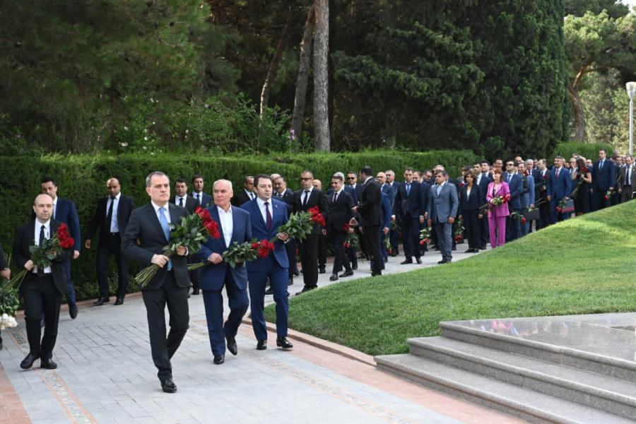 XİN-in rəhbər heyəti Fəxri xiyaban və Şəhidlər xiyabanını ziyarət edib - Foto