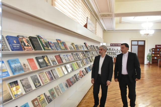 İran rəsmisi Azərbaycan Milli Kitabxanasında olub
