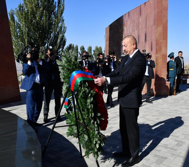 Prezident İlham Əliyev Bişkekdə “Ata-Beyit” Milli Tarixi-Memorial Kompleksini ziyarət edib - YENİLƏNİB