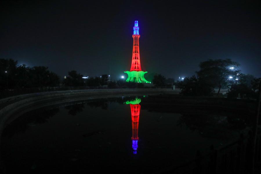 Pakistanın ən böyük qülləsi Azərbaycan bayrağı ilə işıqlandırılıb - Foto