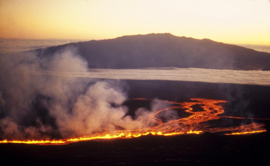 Mauna Loa vulkanı püskürüb