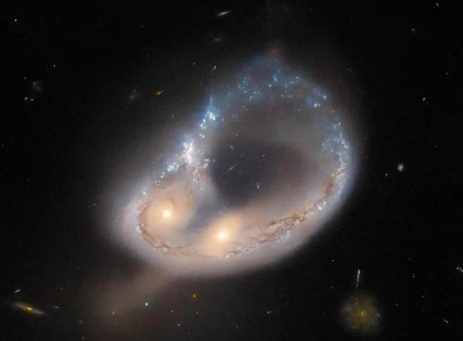 "Hubble" Kosmik Teleskopu qeyri-adi qalaktika birləşməsini görüntüləyib