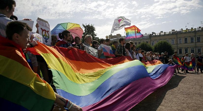 Putin LGBT təbliğatına qarşı qanunu təsdiqləyib