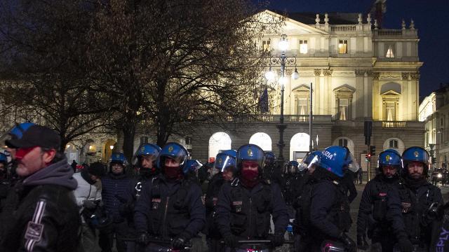 La Skala Operasının yeni mövsümünün açılışı etirazla qarşılanıb