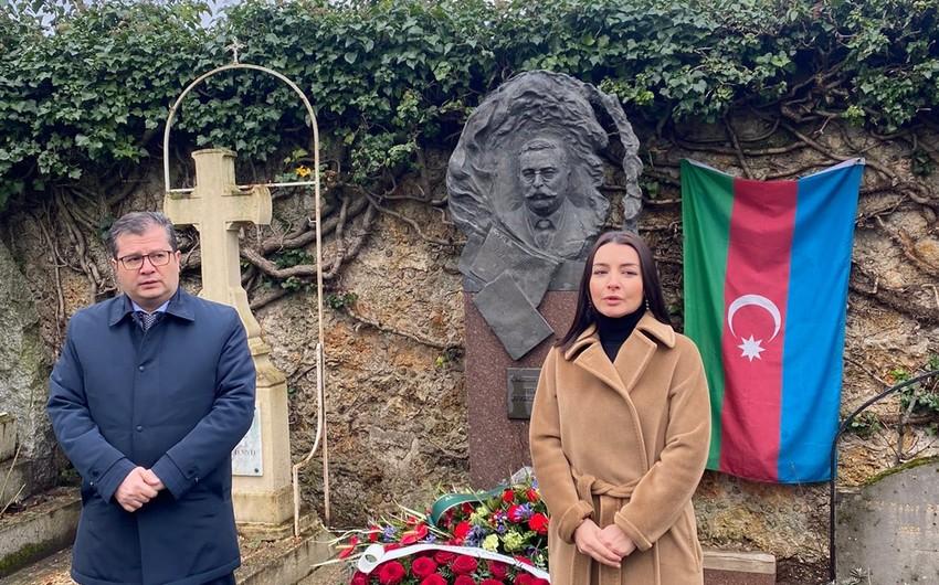 Leyla Abdullayeva 20 Yanvar günündə Parisdə Topçubaşovun məzarını ziyarət edib