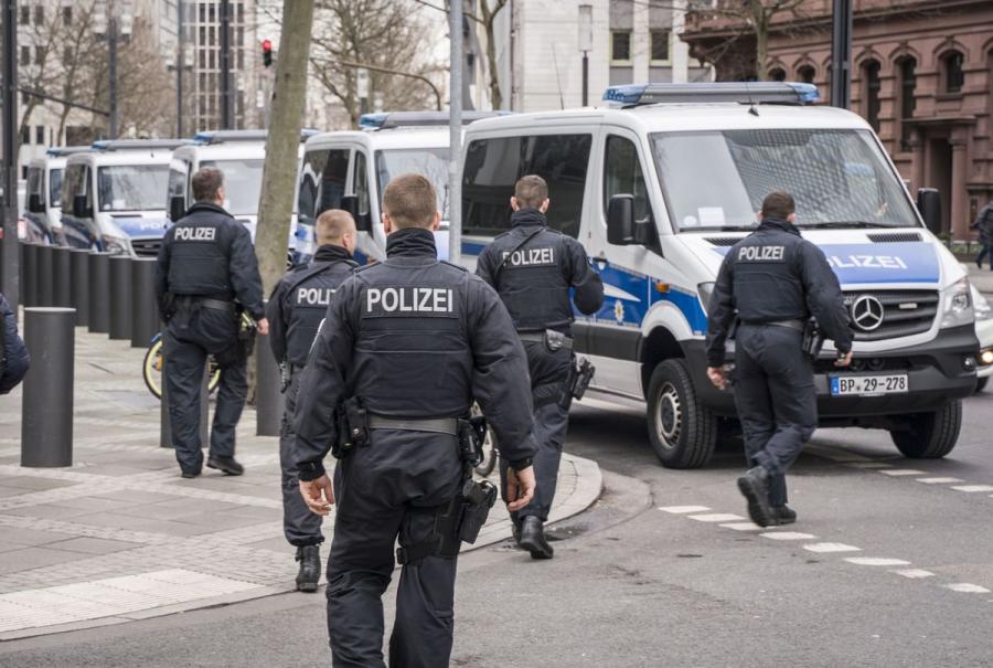 Alman polisi Fransa bankının ofisinə basqın edib