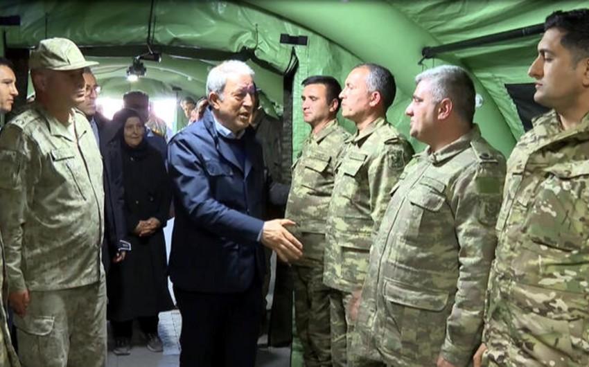 Hulusi Akar yardıma getmiş azərbaycanlı həkimləri ziyarət edib: "Kədərdə də, sevincdə də birlikdəyik"