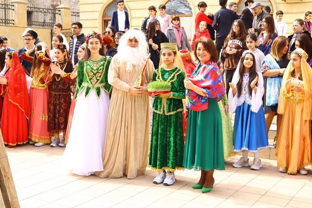 60 nömrəli məktəbdə Novruz bayramı ilə əlaqədar tədbir keçirilib