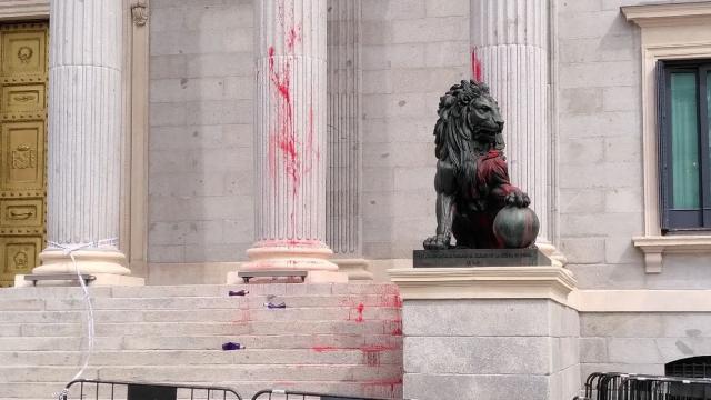 İspaniyada fəallar parlament binasına qırmızı boya atıblar
