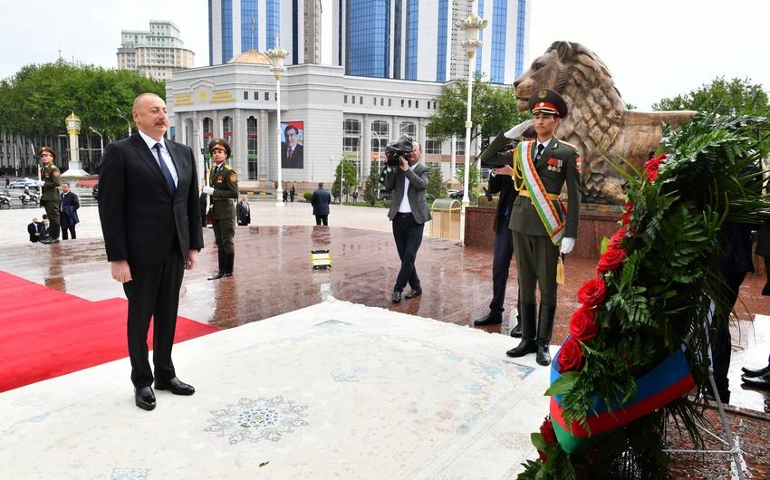 Azərbaycan Prezidenti Düşənbədə İsmoili Somoni abidəsini ziyarət edib