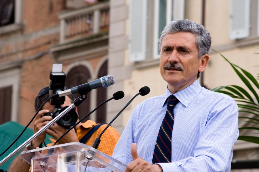 İtaliyanın keçmiş Baş naziri korrupsiyada ittiham olunur