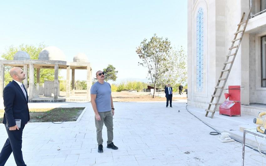 İlham Əliyev Zəngilan şəhər məscidində görülən işlərlə tanış olub