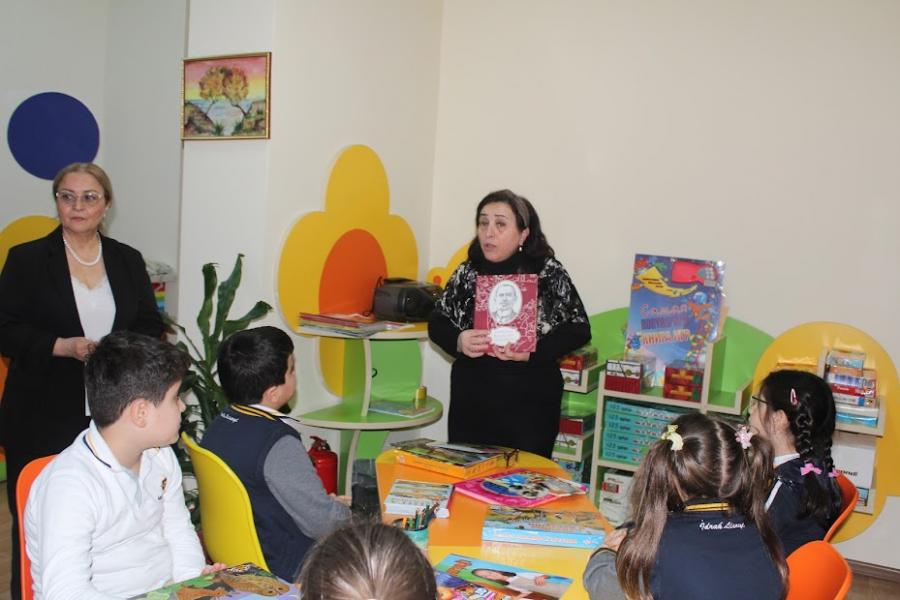 Fotoreportaj - Şagirdlərin Respublika Uşaq Kitabxanasına ekskursiyası təşkil olunub