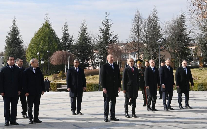 Prezident Ankarada Ulu öndər Heydər Əliyevin abidəsini ziyarət edib -   YENİLƏNİB