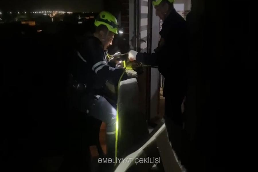 Qapı arxasında köməksiz vəziyyətdə qalan azyaşlı xilas edilib