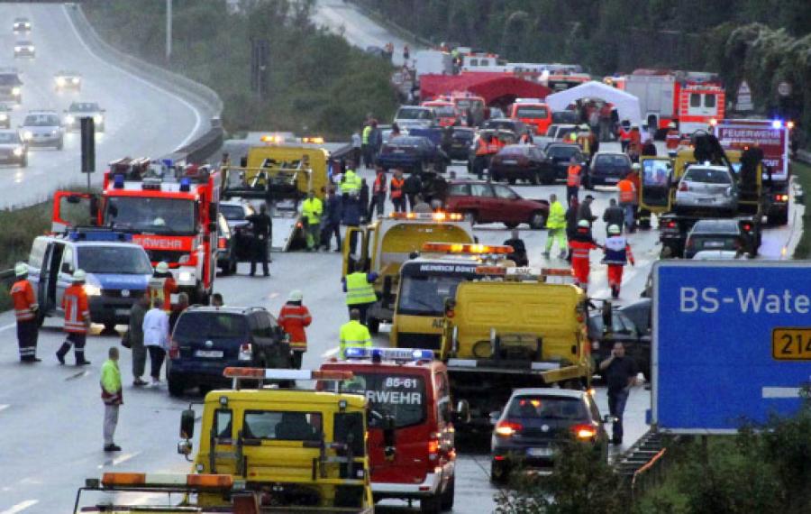 Almaniyada avtobus qəzası: 5 ölü