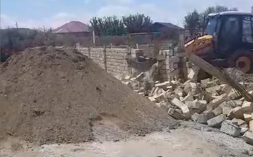 Sumqayıtda qanunsuz tikili sökülüb -  VİDEO