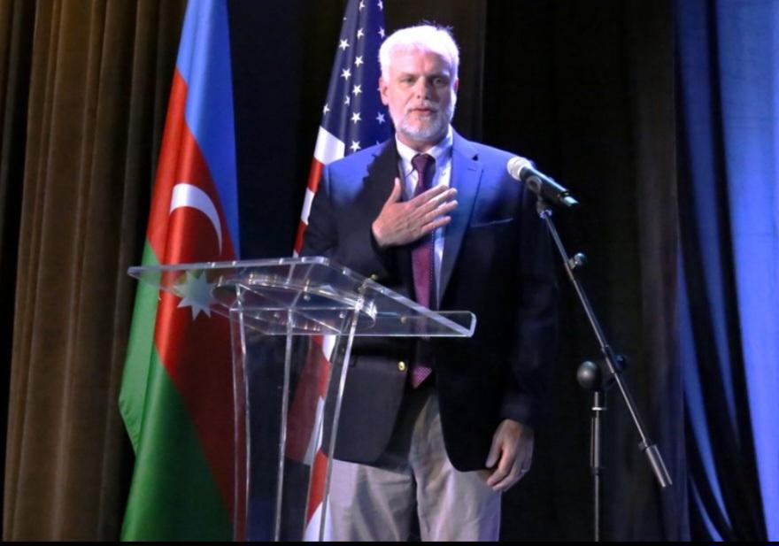 ABŞ səfiri məcburi köçkünlər üçün məktəblərin 90 şagirdinə sertifikatlar təqdim edib