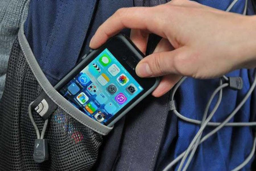 Çimərlikdə 6 min manatlıq telefonlar oğurlanıb