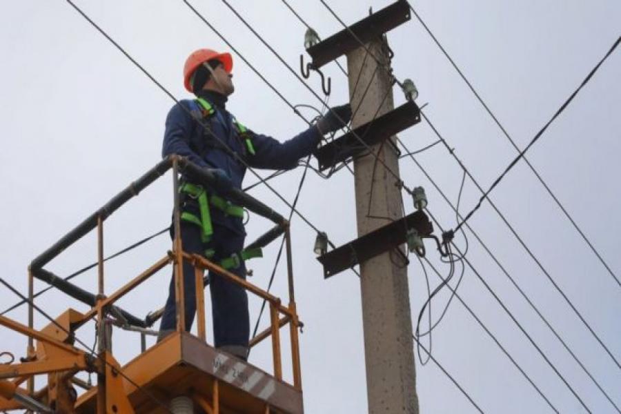 “Azərişıq” Kürdəmirdə elektrik şəbəkəsinin yenilənməsi işlərini davam etdirir