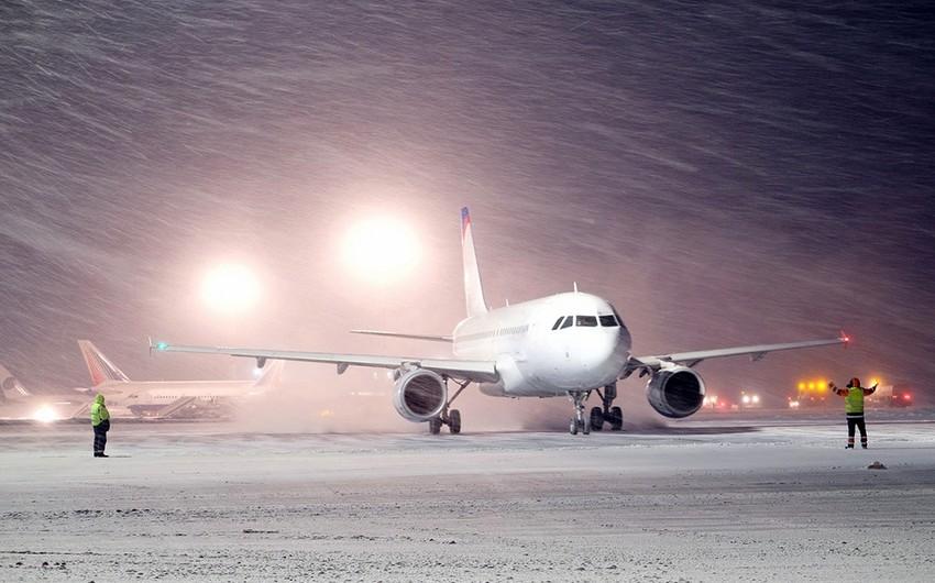 Britaniyada qarlı hava səbəbindən aeroportların fəaliyyəti dayandırılıb