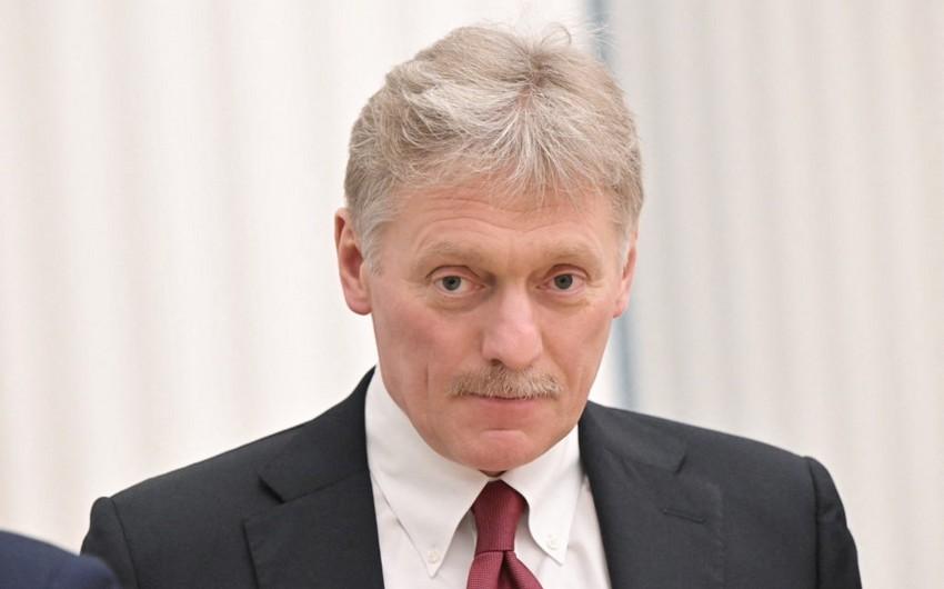Peskov Fransanın jurnalistlərə viza verməməsini ayrı-seçkilik adlandırıb