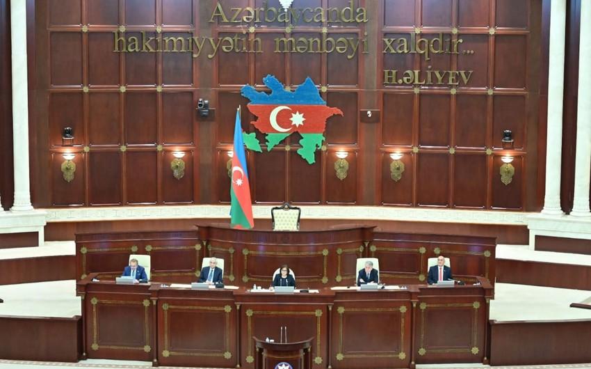 Milli Məclisin növbəti plenar iclası başlayıb -  gündəlikdə 15 məsələ var