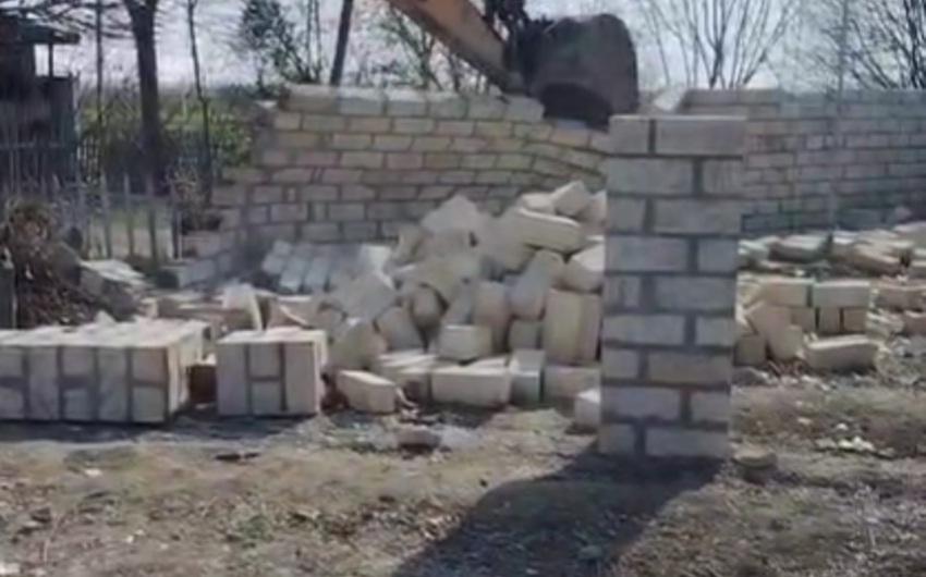 Ağcabədidə qanunsuz tikili sökülüb -   VİDEO