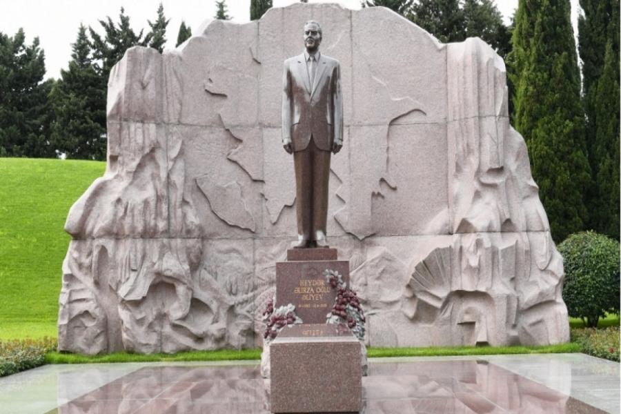Belarus nümayəndə heyəti Fəxri və Şəhidlər xiyabanlarını ziyarət edib