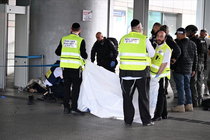 Bıçaqla insanlara hücum etdi, polis tərəfindən öldürüldü