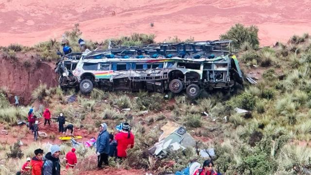Boliviyada avtobus və mikroavtobus toqquşub: 25 nəfər ölüb