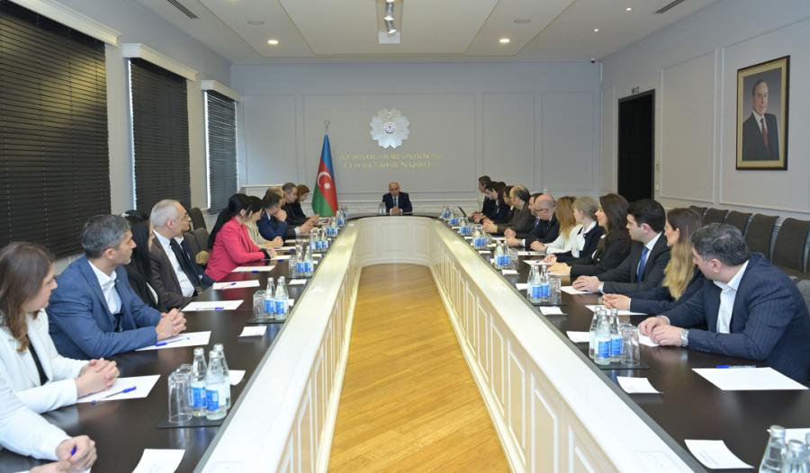 Elm və Təhsil Nazirliyində yüksək elmi nailiyyətləri olan alimlərlə görüş keçirilib