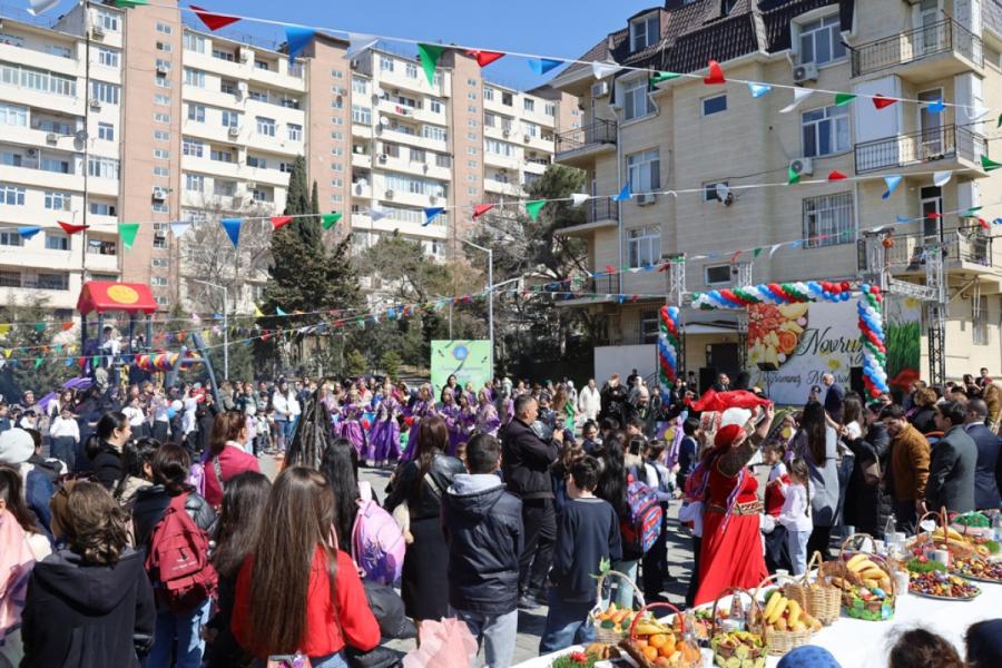 Bakıda abad məhəllələrdə Novruz şənlikləri davam edir