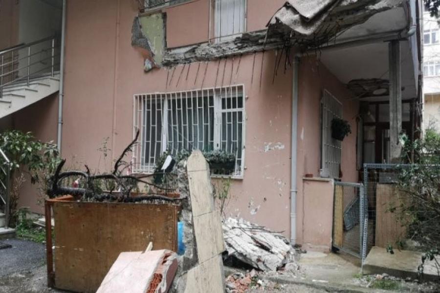 Bərdədə binanın eyvanı uçub -  yaralanan var