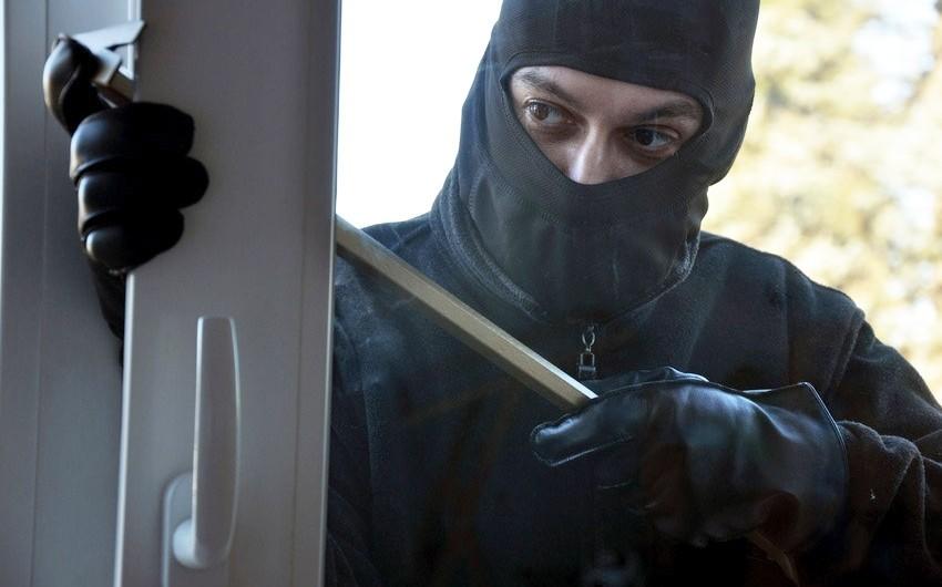 Bakıda lombarda maskalı şəxs silahlı basqın edib