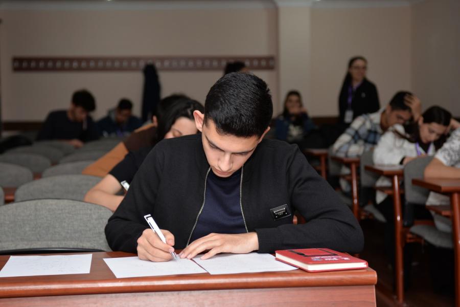 Tələbə yaz məktəbləri davam edir