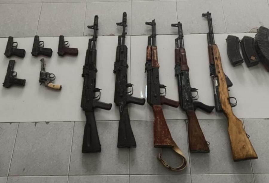 Polis əməkdaşları 5 avtomat silahı, 1 qumbara aşkar edərək götürüblər