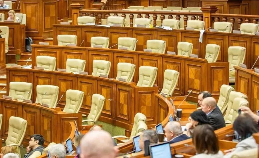Deputatlar Sandunun çıxışından əvvəl Moldova parlamentini  tərk ediblər