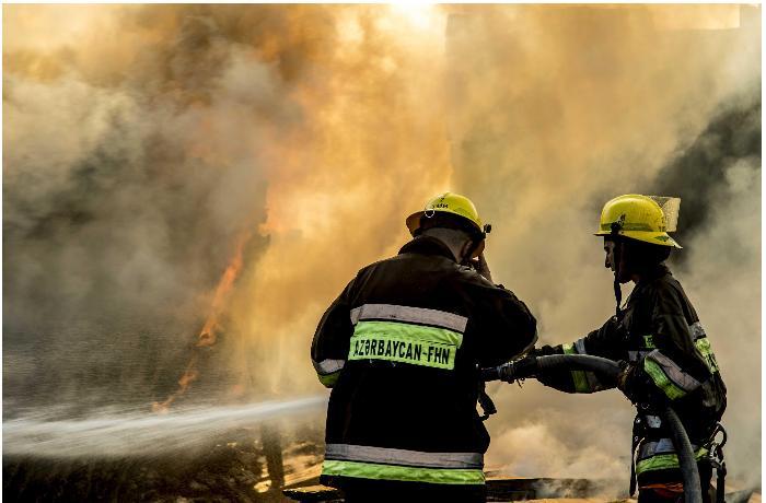 Bakıda anbarda baş verən yanğın tam söndürülüb, nəqliyyatin hərəkətinə qoyulan məhdudiyyət aradan qaldırılıb -  YENİLƏNİB-5