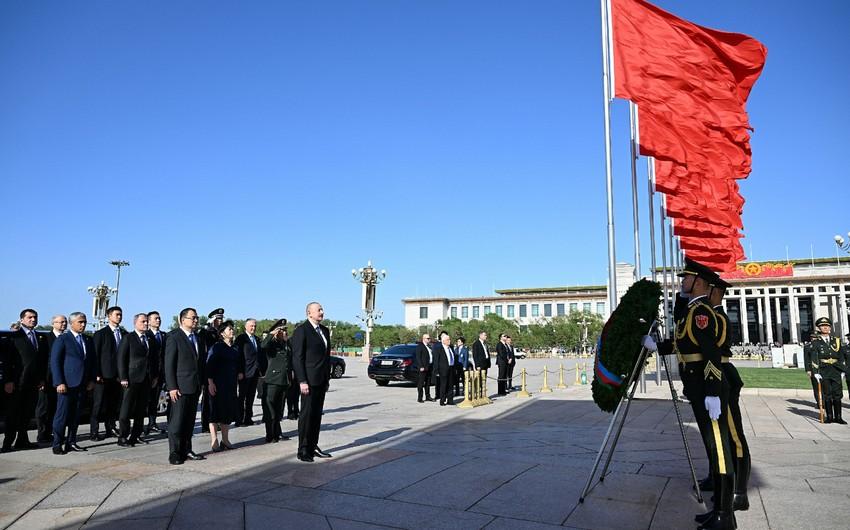 Prezident İlham Əliyev Pekində Xalq Qəhrəmanları Abidəsini ziyarət edib - YENİLƏNİB